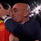 O polémico beijo de Rubiales a Hermoso após a final do Mundial feminino, em agosto de 2023 (D. R.)