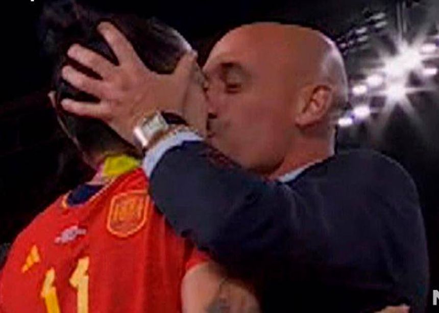 O polémico beijo de Rubiales a Hermoso após a final do Mundial feminino, em agosto de 2023 (D. R.)