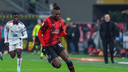 Rafael Leão marca, Milan goleia Cagliari e avança na Taça