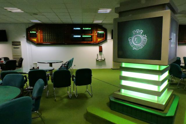 Trabalhadores fazem protesto à porta da sala de bingo do Vitória de Setúbal