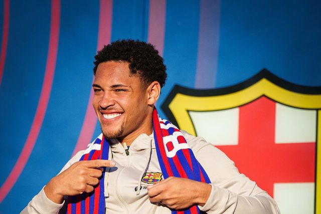 Barcelona com problemas para inscrever Vitor Roque