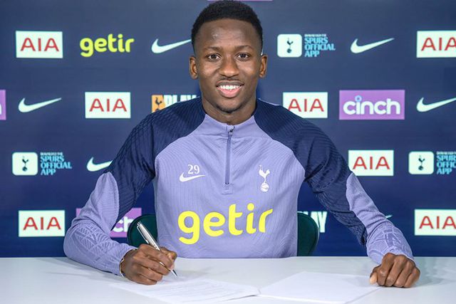 OFICIAL: médio senegalês renova com o Tottenham até 2030