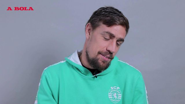 «Se calhar devia ter ido para avançado»