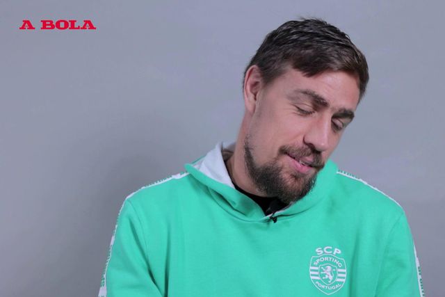 «Se calhar devia ter ido para avançado»