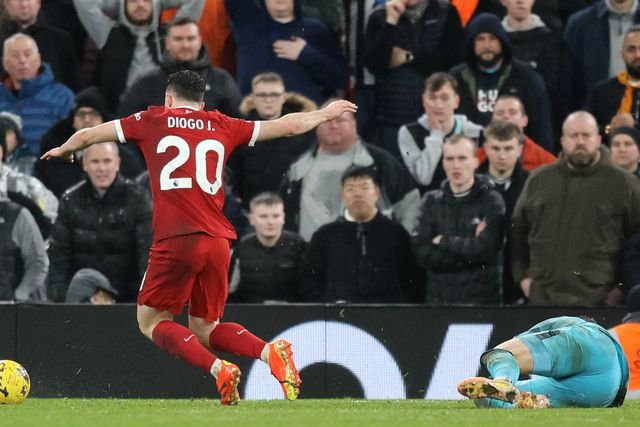 Diogo Jota arrasado por ‘cavar’ penálti