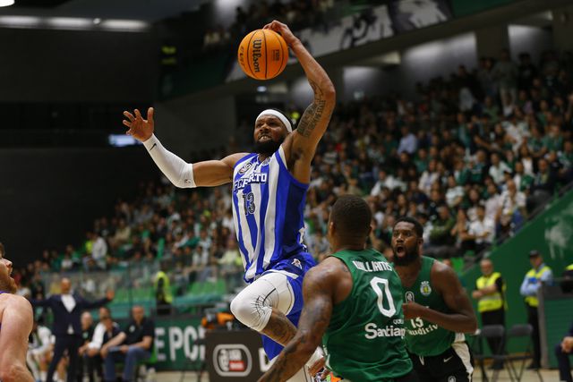 Antigo extremo do FC Porto assina pelo Sporting