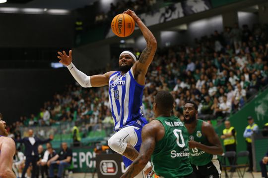 Antigo extremo do FC Porto assina pelo Sporting