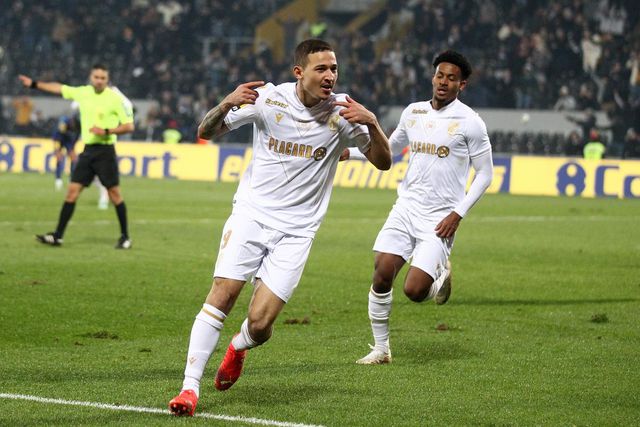 Alisson Safira a caminho do Santa Clara