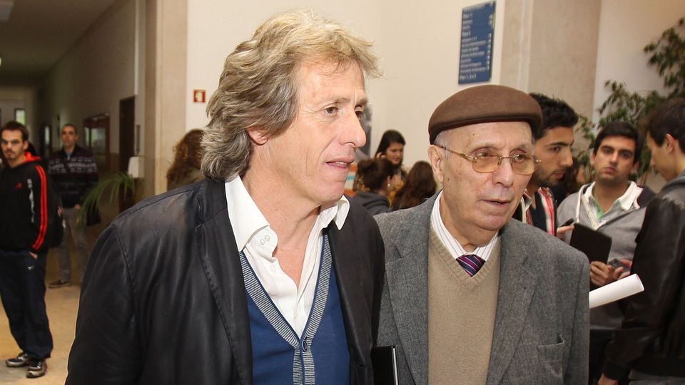 Nesta imagem de 2013 na Faculdade de Motricidade Humana, em Lisboa, Jorge Jesus, treinador do Al Hilal, surge acompanhado por Manuel Sérgio, filósofo, professor, escritor e antigo político português