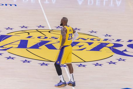 LeBron James em campo durante o encontro contra os Cleveland Cavaliers
