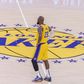 LeBron James em campo durante o encontro contra os Cleveland Cavaliers
