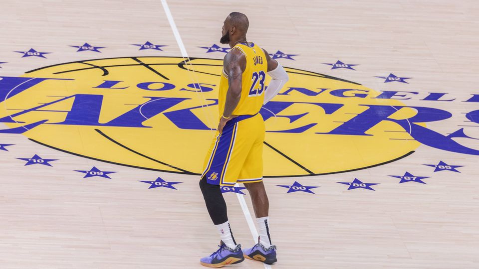 LeBron James em campo durante o encontro contra os Cleveland Cavaliers