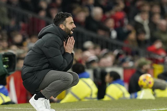 Ruben Amorim junto à linha lateral, de joelhos dobrados, e mãos juntas em forma de oração, durante o jogo com o Newcastle