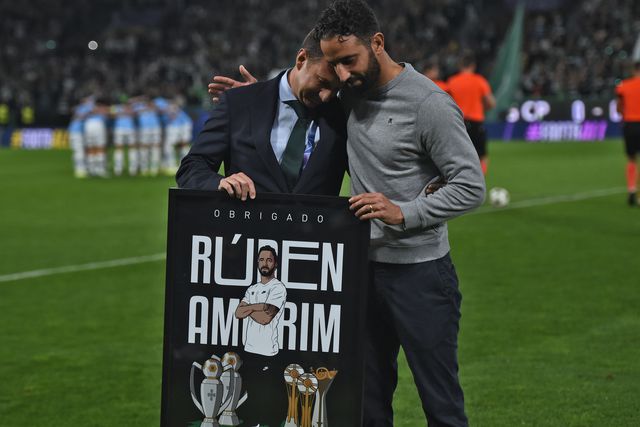 Frederico Varandas de cabeça no ombro de Ruben Amorim, que no relvado de Alvalade segura quadro de homenagem na noite do 4-1 ao City, o seu último na casa do leão