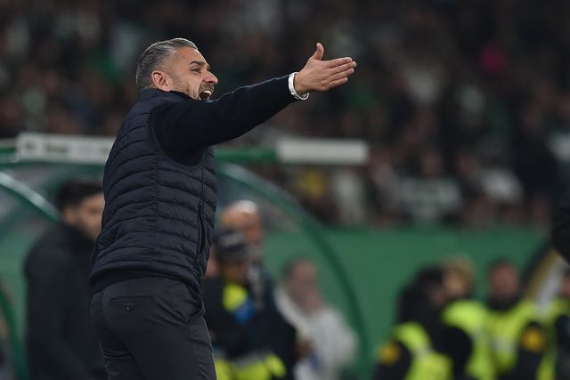 Rui Borges, treinador do Sporting, dá indicações junto à linha lateral