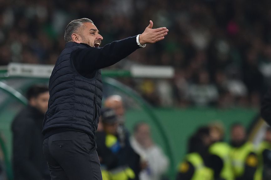 Rui Borges, treinador do Sporting, dá indicações junto à linha lateral
