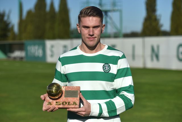 Gyokeres exibe troféu de figura de 2024