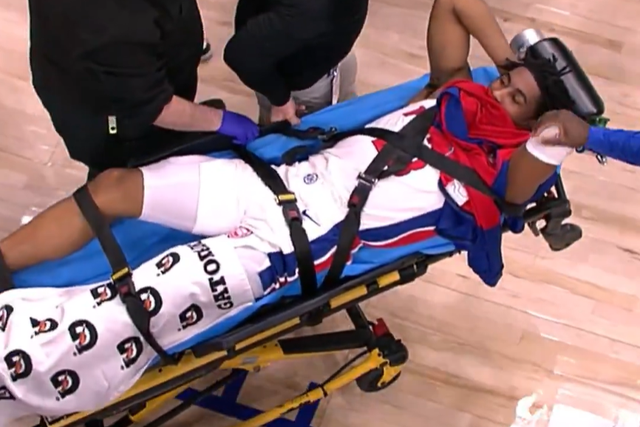 Jaden Ivey deitado na maca