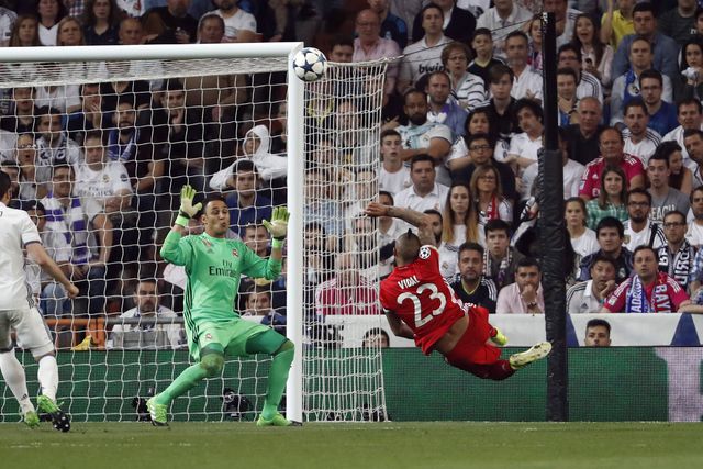 Keylor Navas e Arturo Vidal num duelo entre Real Madrid e Bayern, em 2017