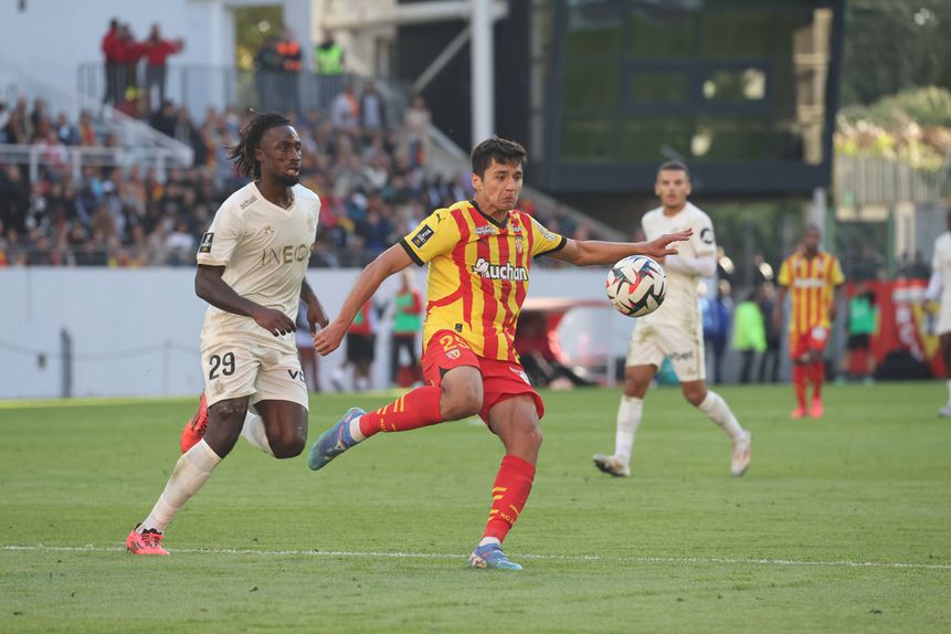 Abdukodir Khusanov em ação pelo Lens