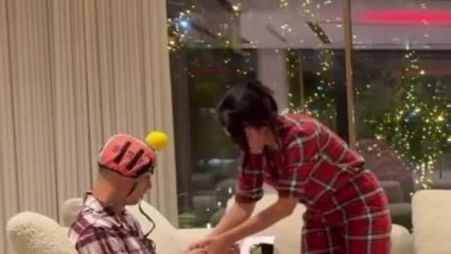 O 'look' caricato de Cristiano Ronaldo enquanto recebia um relógio de luxo