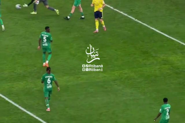 O passe de Félix foi delicioso, mas... Ronaldo atrapalhou-se com a bola