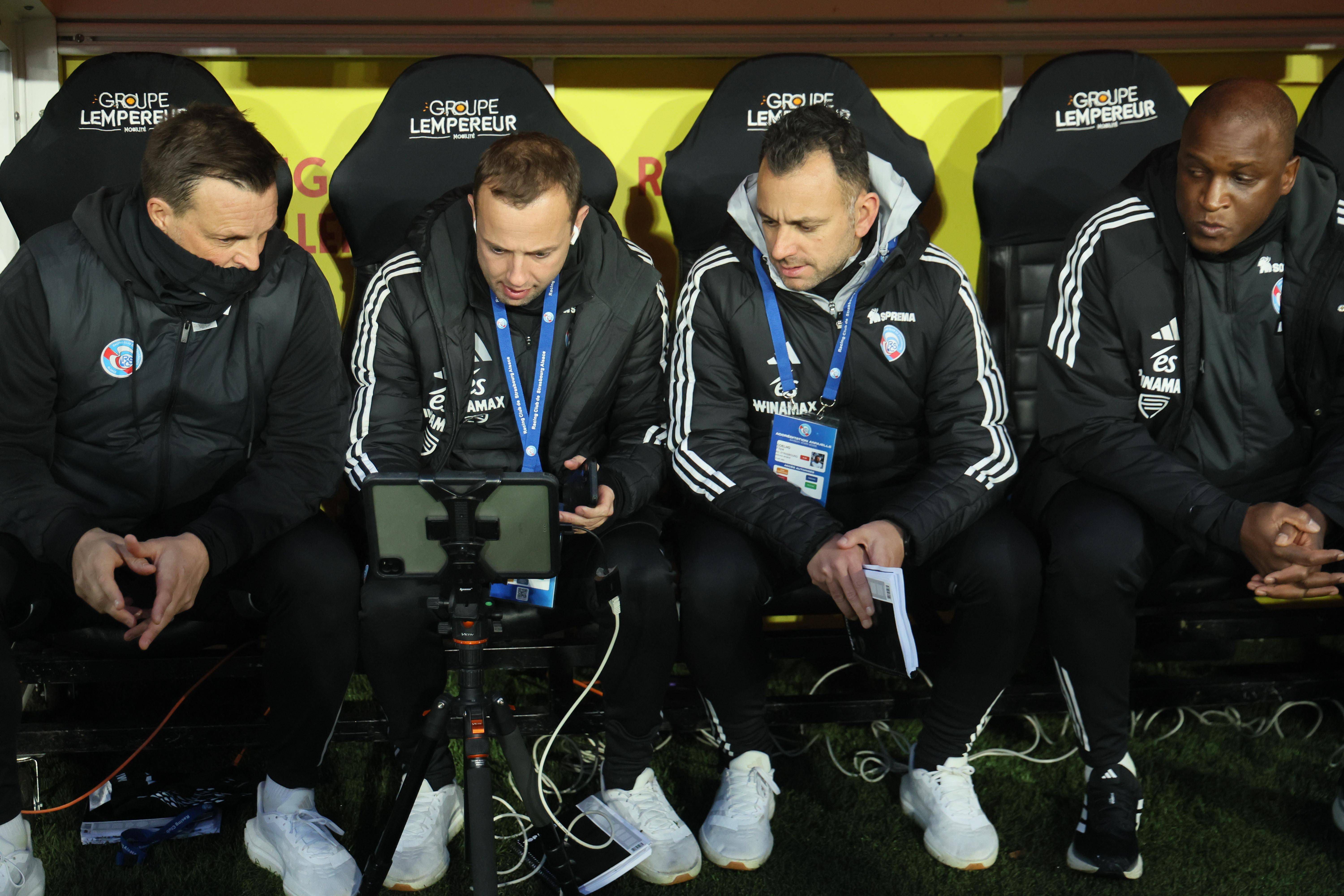 Filipe Coelho (centro-direita) pode assumir o leme do Estrasburgo caso Liam Rosenior rume mesmo ao Chelsea