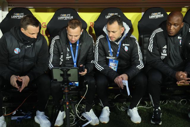 Filipe Coelho (centro-direita) pode assumir o leme do Estrasburgo caso Liam Rosenior rume mesmo ao Chelsea