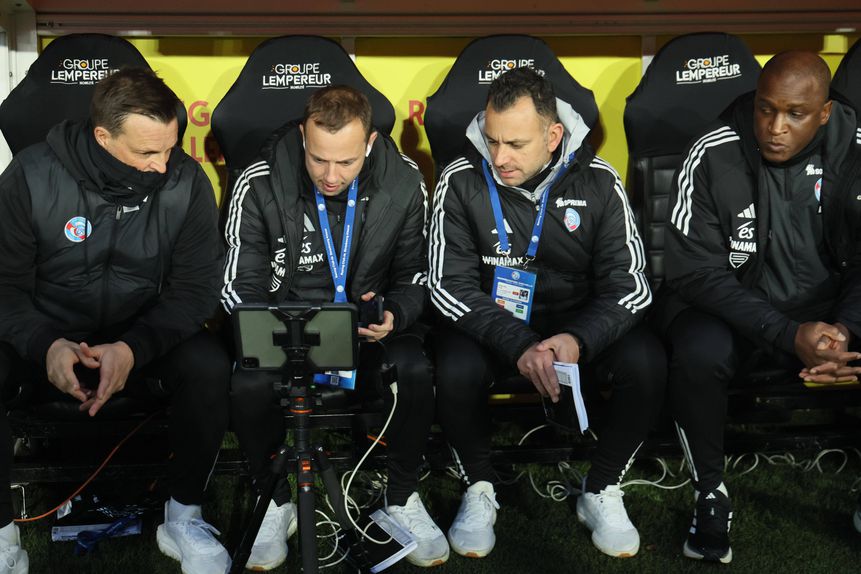 Filipe Coelho (centro-direita) pode assumir o leme do Estrasburgo caso Liam Rosenior rume mesmo ao Chelsea