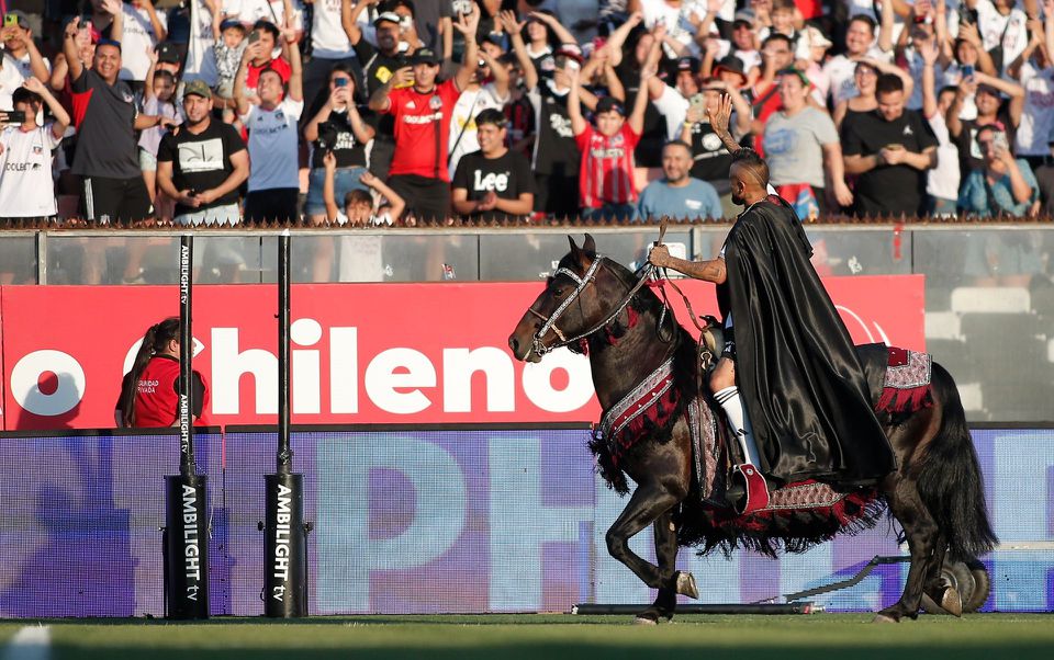 Helicóptero e passeio a cavalo: Vidal apresentado de forma apoteótica (vídeos e fotos)