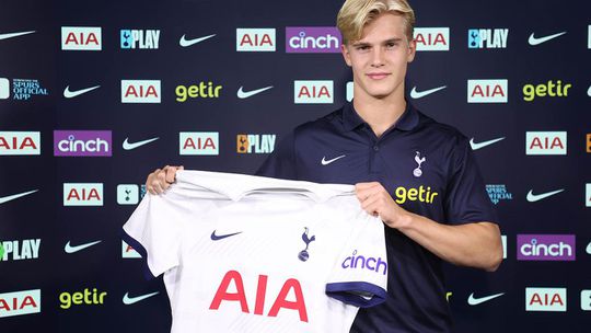 Mercado (oficial): Tottenham contrata médio sueco de 18 anos