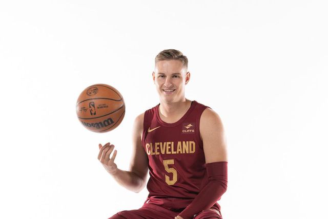 «O ‘Neemi’ sempre foi superintenso  e superconfiante», quem o diz é o base dos Cavs Sam Merrill, ex-colega do poste português em Utah State