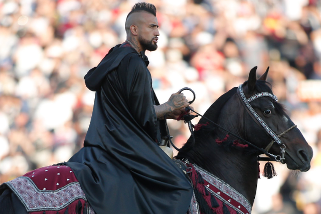 Vidal dá volta olímpica... montado num cavalo