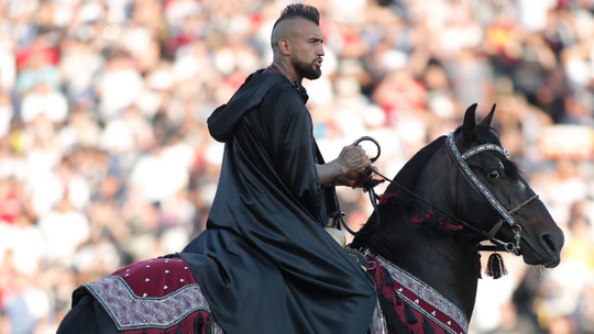 Vidal dá volta olímpica... montado num cavalo