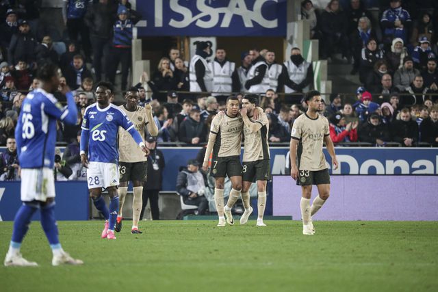 Bellaarouch estreia-se, defende penálti de Mbappé, mas erra e abre caminho à vitória do PSG