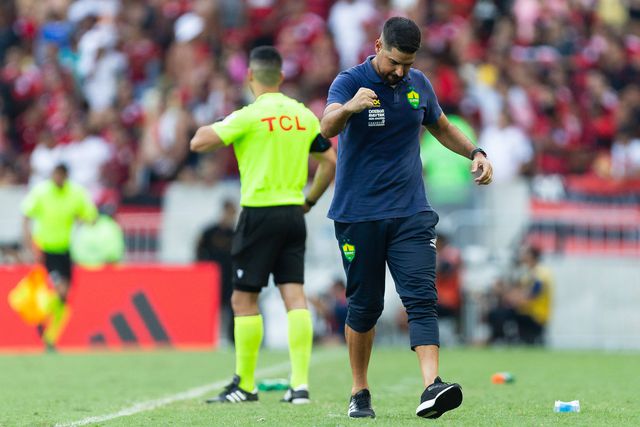 Cuiabá, de António Oliveira, dá a volta e vence no estadual