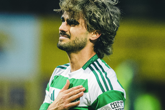 Jota marcou no regresso ao Celtic e não controlou as lágrimas diante dos adeptos