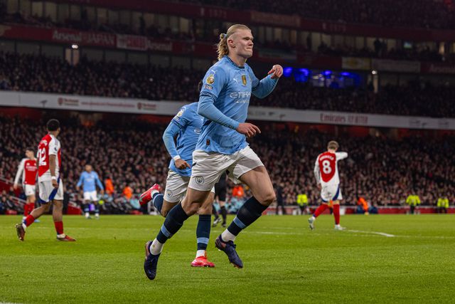 Haaland festeja golo ao Arsenal