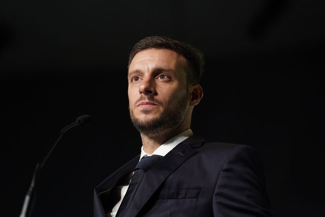 Martín Anselmi com olhar expectante