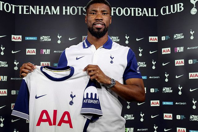 Mercado oficial: Tottenham anuncia central 'desviado' ao Wolves