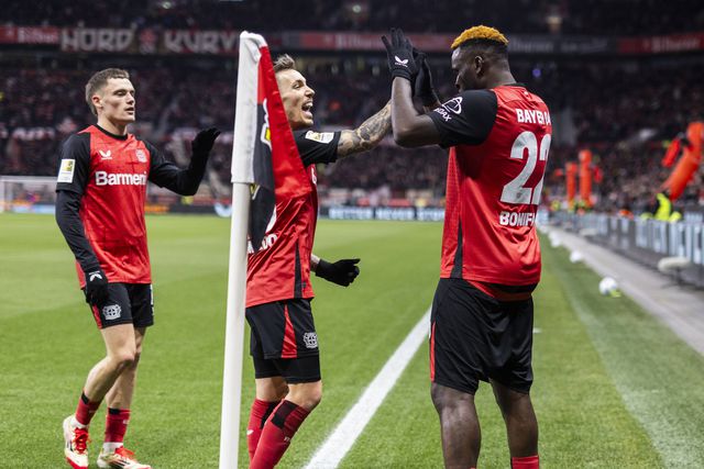Grimaldo a festejar o primeiro golo do Leverkusen, de Boniface