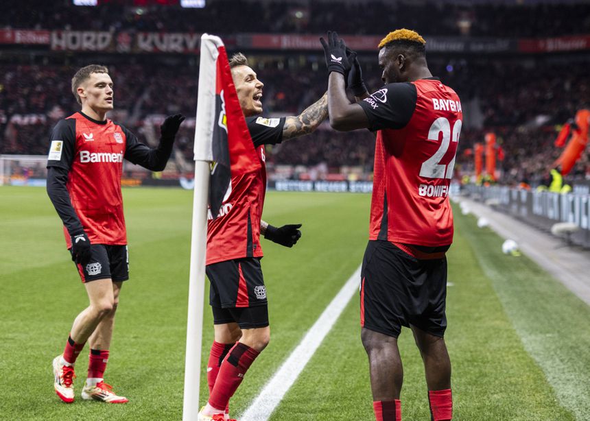 Grimaldo a festejar o primeiro golo do Leverkusen, de Boniface