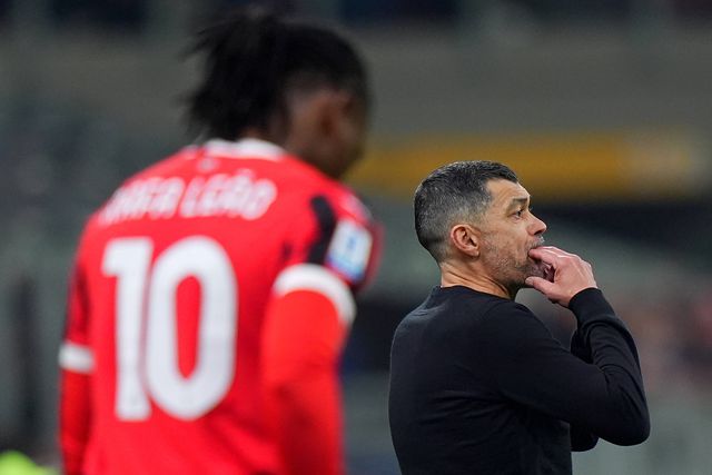 Rafael Leão ao lado de Sérgio Conceição no dérbi de Milão