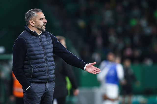 Rui Borges gesticula para o relvado, em sinal de descontentamento