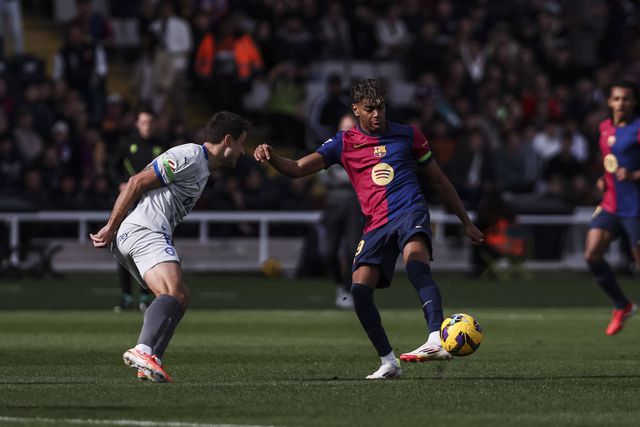 Lamine Yamal com um passe artístico frente ao Alavés