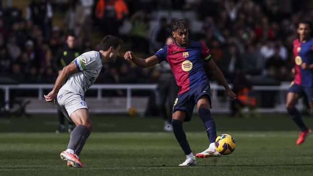 Lamine Yamal com um passe artístico frente ao Alavés