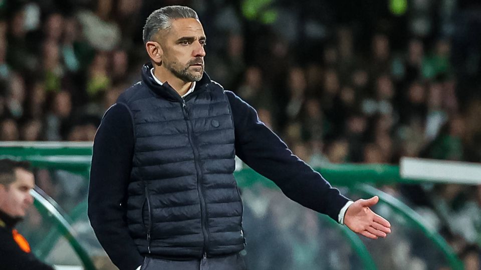 Rui Borges na área técnica a dar indicações aos jogadores