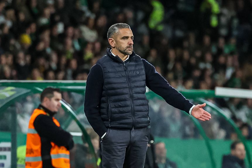 Rui Borges na área técnica a dar indicações aos jogadores