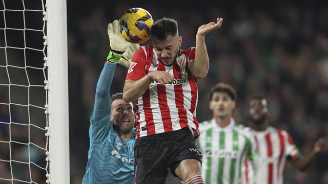 Adrián a tentar evitar o golo de Paredes