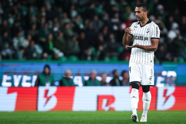 Lucas Áfrico, camisola 44, marcou de cabeça o golo do Farense na derrota em Alvalade, por 1-3